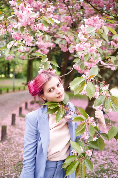 Beautiful Girl Pink Hair Fashionable Blue Pantsuit Standing Next Colorful — Stock Photo, Image