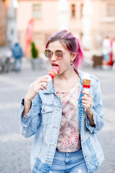 Menina Com Cabelo Rosa Terno Ganga Comer Delicioso Sorvete Fundo — Fotografia de Stock