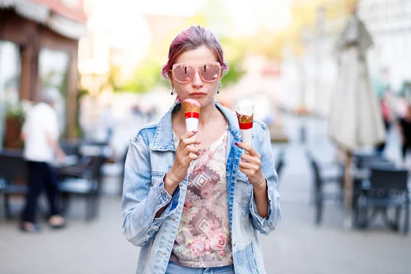 Menina Com Cabelo Rosa Terno Ganga Comer Delicioso Sorvete Fundo — Fotografia de Stock