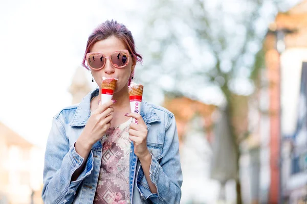 Menina Com Cabelo Rosa Terno Ganga Comer Delicioso Sorvete Fundo — Fotografia de Stock