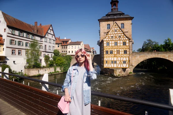 Відкритий Портрет Красива Молода Жінка Впевнено Постановки Вулиці Міста Bamberg — стокове фото