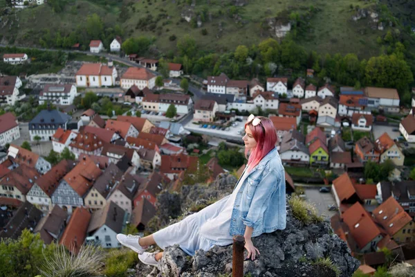 Flicka Med Rosa Hår Bakgrund Granskning Den Historiska Gamla Staden — Stockfoto