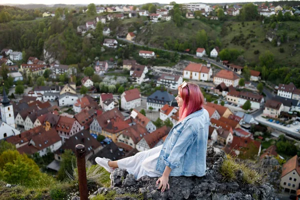 Dívka Růžovými Vlasy Pozadí Recenzi Historické Staré Město Pottenstein Německu — Stock fotografie