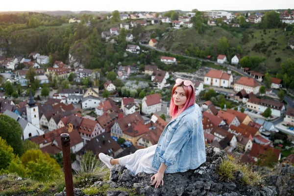 Dívka Růžovými Vlasy Pozadí Recenzi Historické Staré Město Pottenstein Německu — Stock fotografie