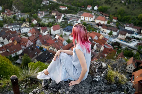 Dívka Růžovými Vlasy Pozadí Recenzi Historické Staré Město Pottenstein Německu — Stock fotografie