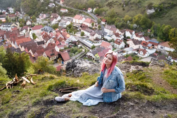 Dziewczyna Różowe Włosy Tle Przegląd Zabytkowego Starego Miasta Pottenstein Niemczech — Zdjęcie stockowe