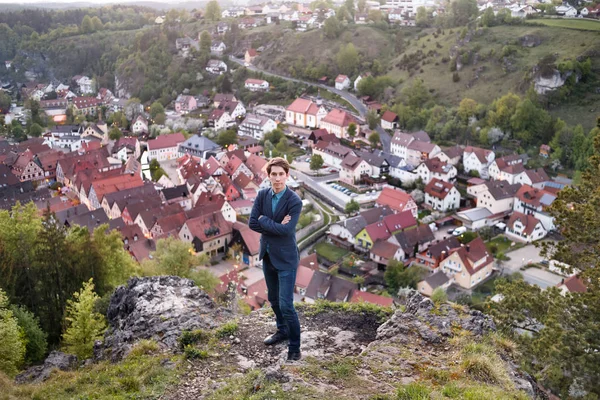 Człowiek Garniturze Stoi Taras Widokowy Patrzy Widok Starych Kamienic Góry — Zdjęcie stockowe