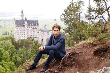 Gezgin ve Neuschwanstein Şatosu, Bavyera, Almanya.