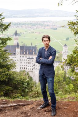 Gezgin ve Neuschwanstein Şatosu, Bavyera, Almanya.