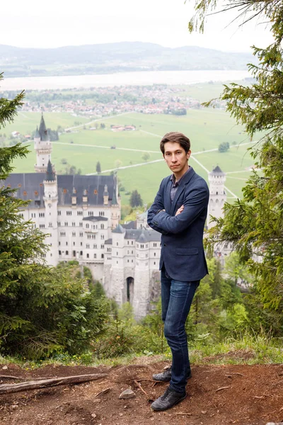 Gezgin ve Neuschwanstein Şatosu, Bavyera, Almanya.