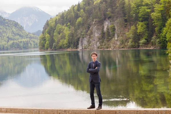 Descanse Lago Montaña Cerca Neuschwanstein Hombre Caminando Cerca Del Lago —  Fotos de Stock