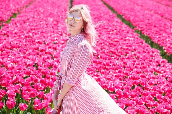 Sorrindo Adolescente Menina Caminha Através Tulipa Field Holland — Fotografia de Stock