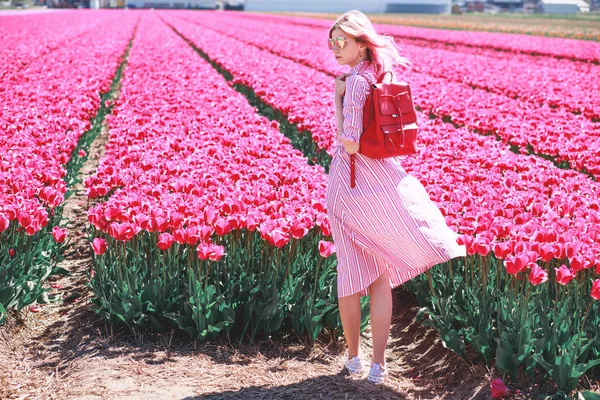 Sorrindo Adolescente Menina Caminha Através Tulipa Field Holland — Fotografia de Stock