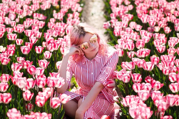 Menina Sorridente Sentada Uma Tulipa Países Baixos — Fotografia de Stock