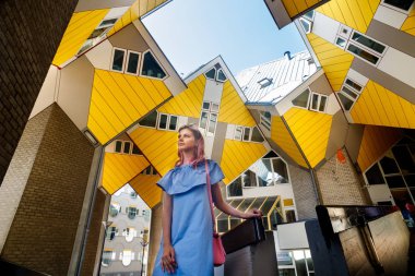 bir dizi yenilikçi ev Pete Blom mimar tarafından tasarlanmış ve inşa Rotterdam, Hollanda-kızsın küp house veya Kubuswoningen Hollandalı arka plan üzerinde.