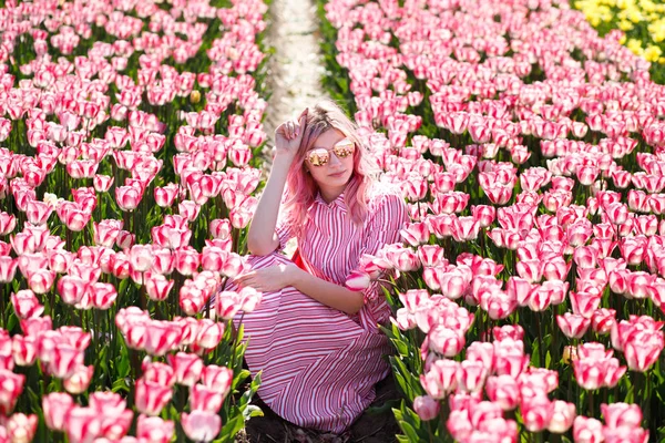 Посміхається Дівчина Сидить Tulip Нідерланди — стокове фото