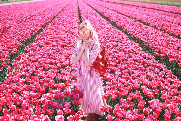 Sorrindo Adolescente Menina Caminha Através Tulipa Field Holland — Fotografia de Stock