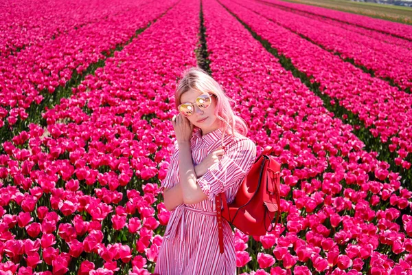 Smiling Teenage Girl Walks Tulip Field Holland — Stock Photo, Image