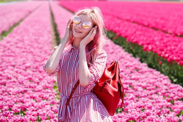 Sorrindo Adolescente Menina Caminha Através Tulipa Field Holland — Fotografia de Stock