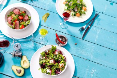 Salata masasında salata. Salon malzemeleri.