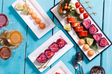 Yemek Servisi. Uzağa yiyecek. Mavi ahşap arka plan Snacks