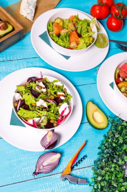 Salata masasında salata. Salon malzemeleri.