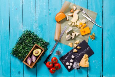 peynir mavi ahşap bir masa üzerinde farklı türleri