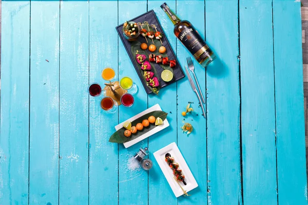 Catering Lejos Comida Snacks Sobre Fondo Madera Azul — Foto de Stock