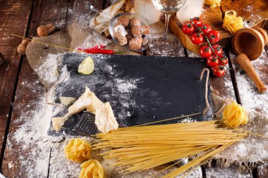 Domates soslu ve parmesanlı makarna malzemeleri.