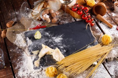 Makarna için domates sosu ve siyah arkaplanda parmesan.