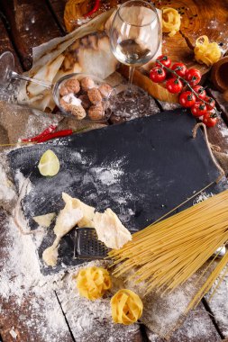 Makarna için domates sosu ve siyah arkaplanda parmesan.