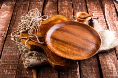 Kahverengi ahşap plaka üzerinde bir rustik masa portre. Yatay Üstten Görünüm