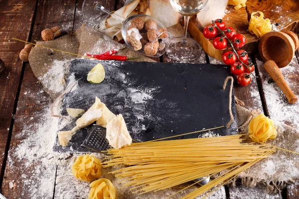 Domates soslu ve parmesanlı makarna malzemeleri.