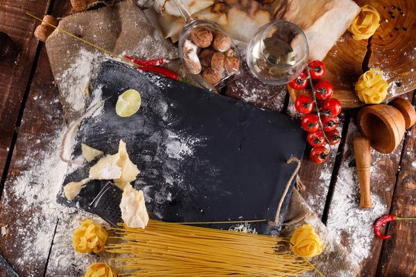 Makarna için domates sosu ve siyah arkaplanda parmesan.