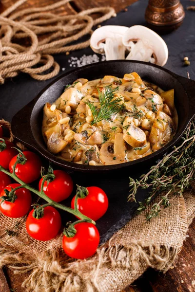 Funghi Salsa Alla Panna Julienne Champignon Prodotti Cucinare Sullo Sfondo — Foto Stock