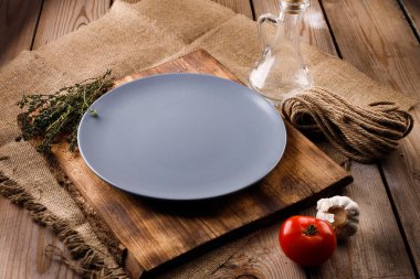 Boş gri plaka, rustik koyu arka plan