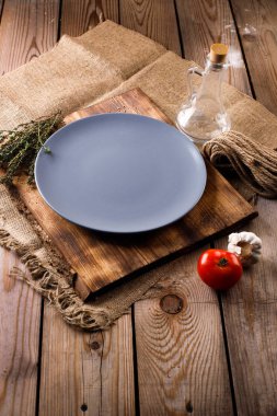 Boş gri plaka, rustik koyu arka plan