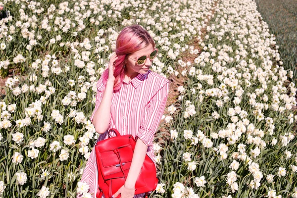 Sorrindo adolescente menina caminha através de campo de tulipa — Fotografia de Stock