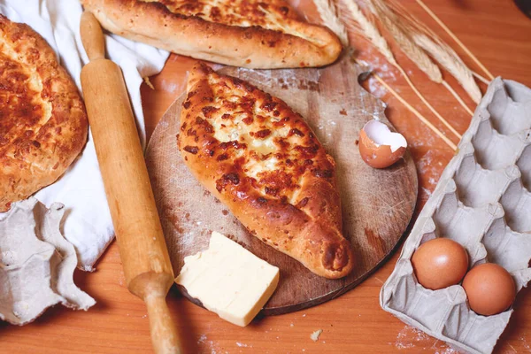 Bovenaanzicht Van Een Heerlijke Traditionele Ajarian Khachapuri Een Open Gebakken — Stockfoto