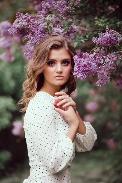 Retrato Uma Menina Vestido Noite Branco Lado Arbusto Lilás Primavera — Fotografia de Stock