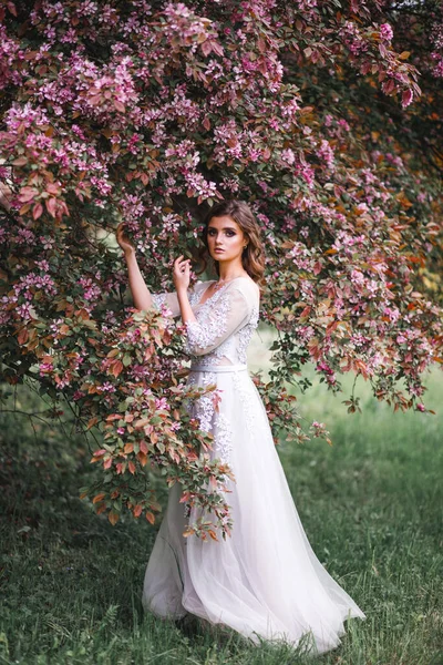 Une Belle Fille Romantique Dans Une Robe Blanche Délicate Tient — Photo