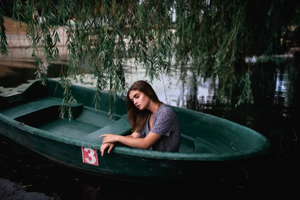 Egy Fiatal Lány Egy Öreg Csónakban Vízililiomok Hátterében Egy Nyári — Stock Fotó