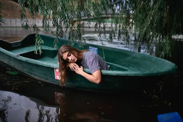 Uma Jovem Senta Velho Barco Contra Fundo Lírios Água Dia — Fotografia de Stock