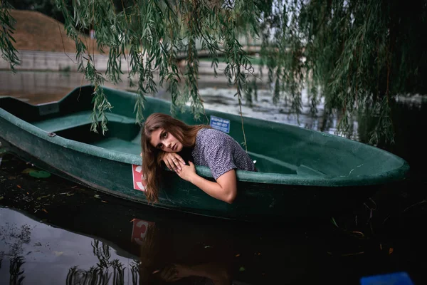 Uma Jovem Senta Velho Barco Contra Fundo Lírios Água Dia — Fotografia de Stock