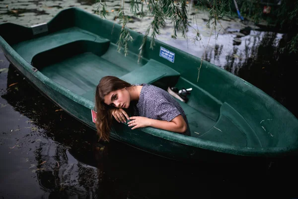 Ein Junges Mädchen Sitzt Einem Sommertag Einem Alten Boot Vor — Stockfoto