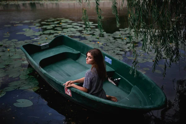 Ein Junges Mädchen Sitzt Einem Sommertag Einem Alten Boot Vor — Stockfoto