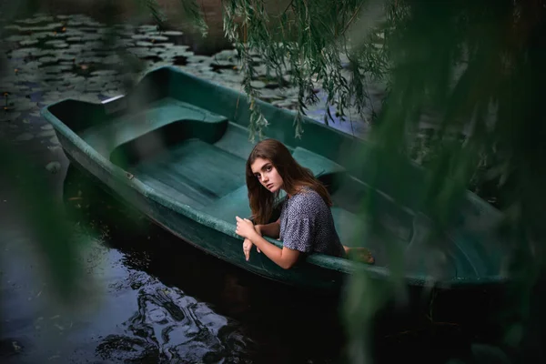 Una Joven Sienta Viejo Barco Sobre Fondo Nenúfares Día Verano — Foto de Stock