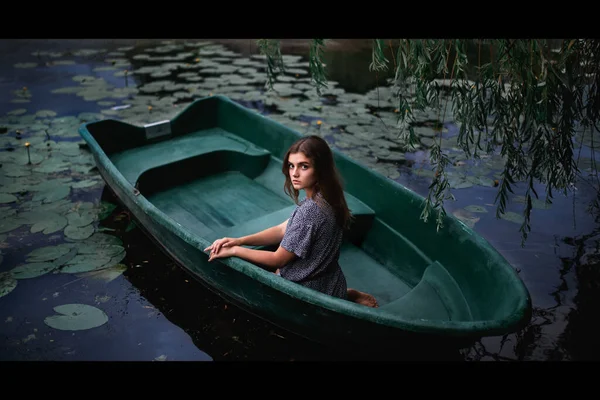 Egy Fiatal Lány Egy Öreg Csónakban Vízililiomok Hátterében Egy Nyári — Stock Fotó