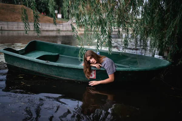 Ein Junges Mädchen Sitzt Einem Sommertag Einem Alten Boot Vor — Stockfoto