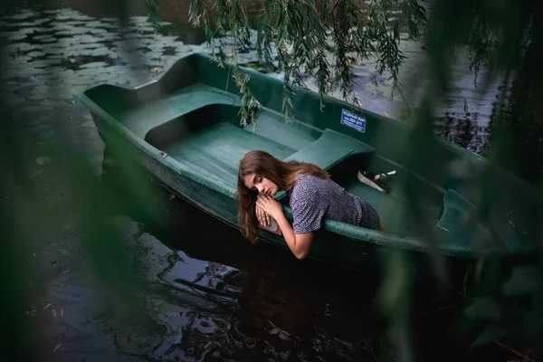 Una Joven Sienta Viejo Barco Sobre Fondo Nenúfares Día Verano — Foto de Stock